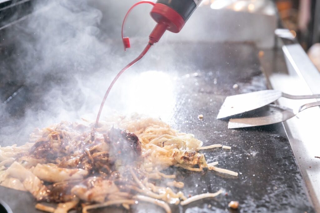 焼きそばとハイボール パック|西院の夜をちょっと楽しくする “焼きそば酒場”