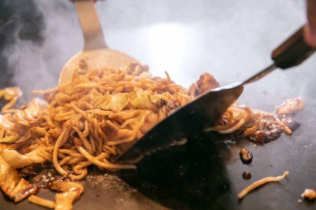 焼きそばとハイボール パック|西院の夜をちょっと楽しくする “焼きそば酒場”