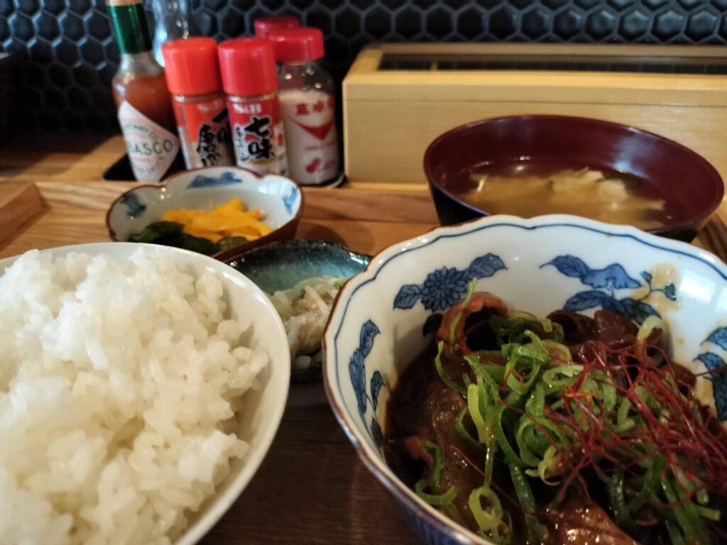 もつ煮と白めし エコー