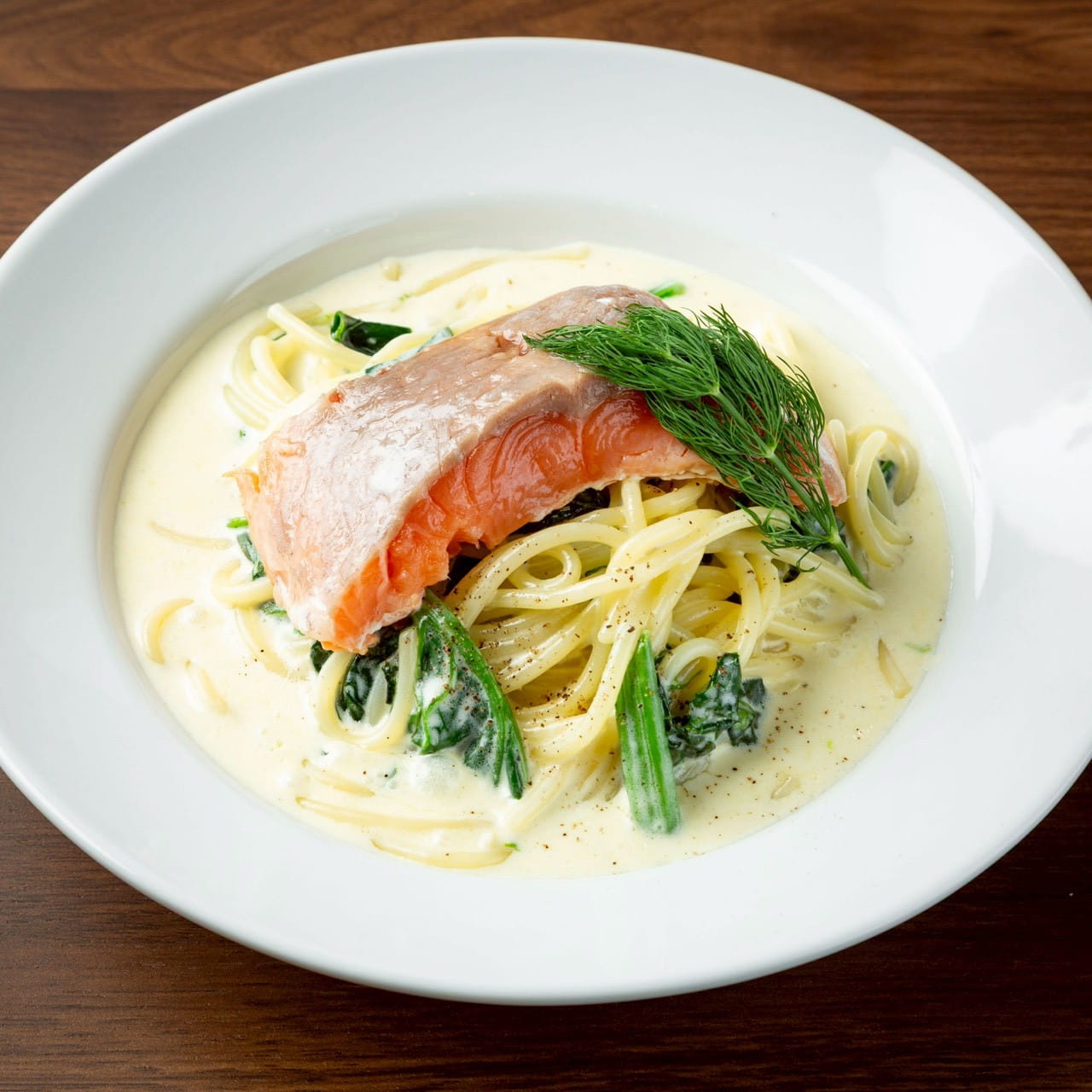 サーモンミキュイとほうれん草のレモンクリームパスタ