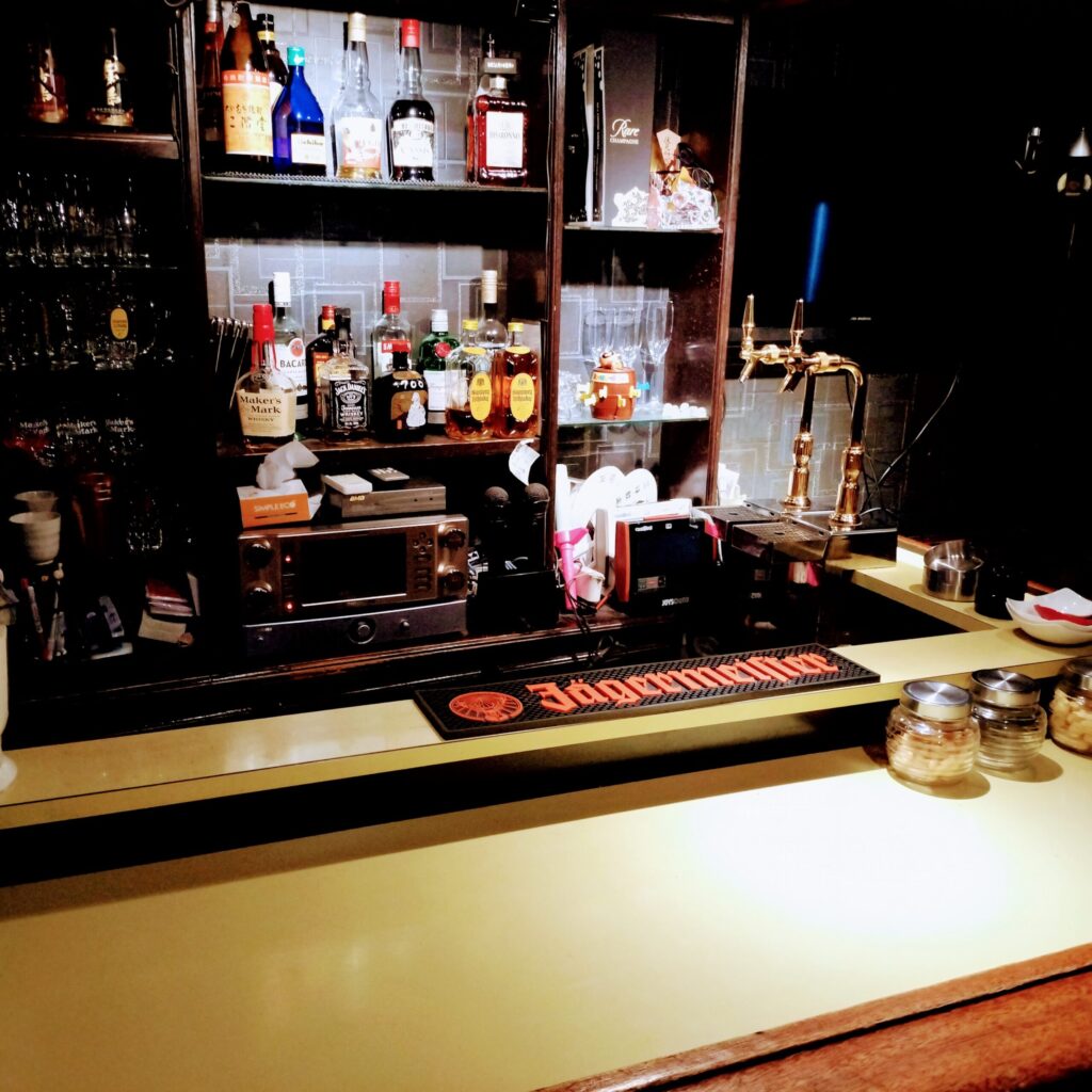 四条大宮「Bar M's」チャージ1000円でカラオケ歌い放題!出前もOK