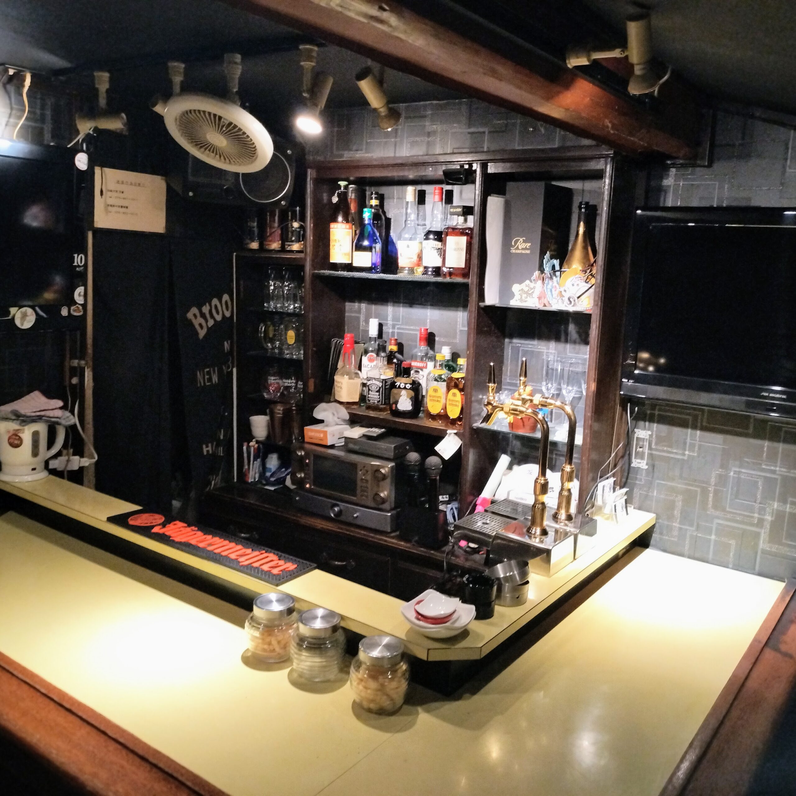 四条大宮「Bar M's」チャージ1000円でカラオケ歌い放題!出前もOK