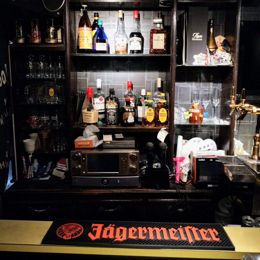 四条大宮「Bar M's」チャージ1000円でカラオケ歌い放題!出前もOK