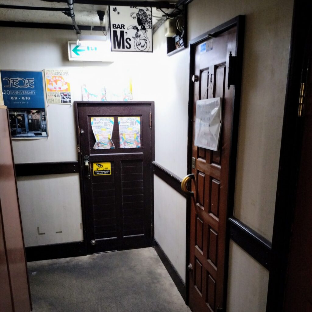 四条大宮「Bar M's」チャージ1000円でカラオケ歌い放題!出前もOK