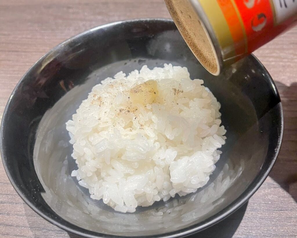 ライスにニンニクを少々と、コショウをひとふり
