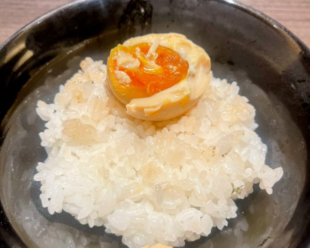 ライスに味玉をのせる