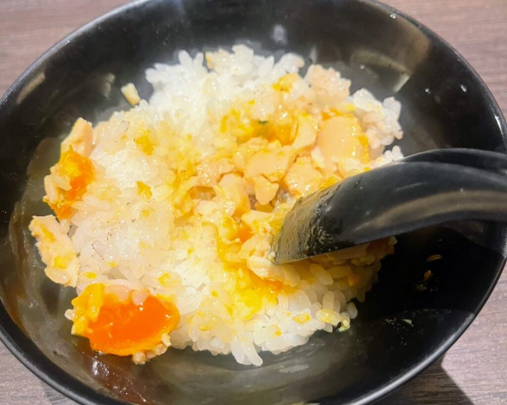 味玉をほどよく崩す
