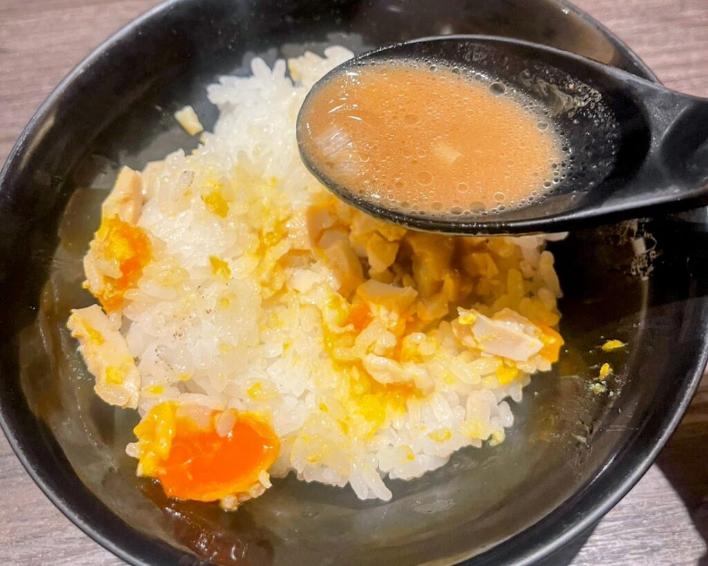 濃厚豚骨スープをかけると・・