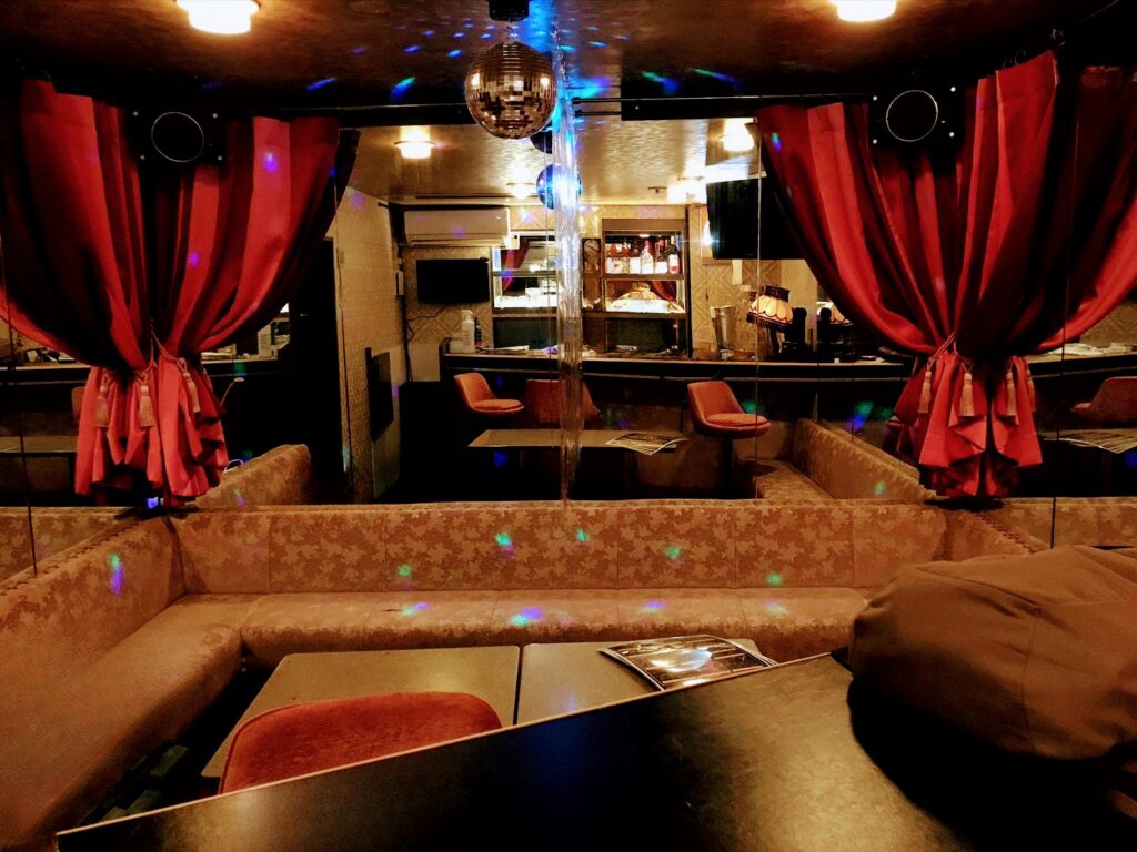 【四条大宮/新宿会館】カラオケbar チョメチョメ