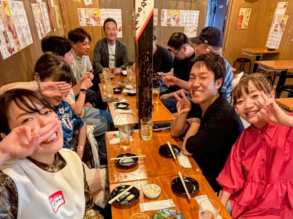 【オフ会レポ】初参加10名 24歳〜77歳が大熱狂!西院『オトコマエ食堂』の日曜昼飲みサッカー観戦