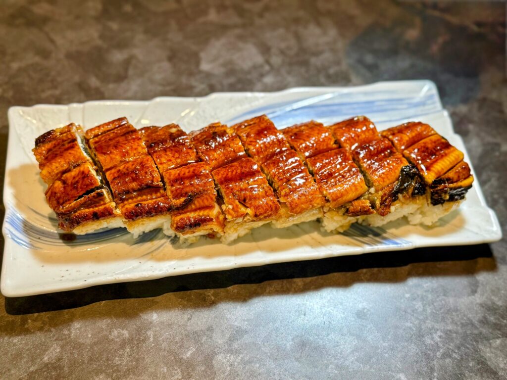 【7月限定】うなぎ丸ごと1匹！西院の海鮮酒場 くれよん食堂『極上 鰻の押し寿司』