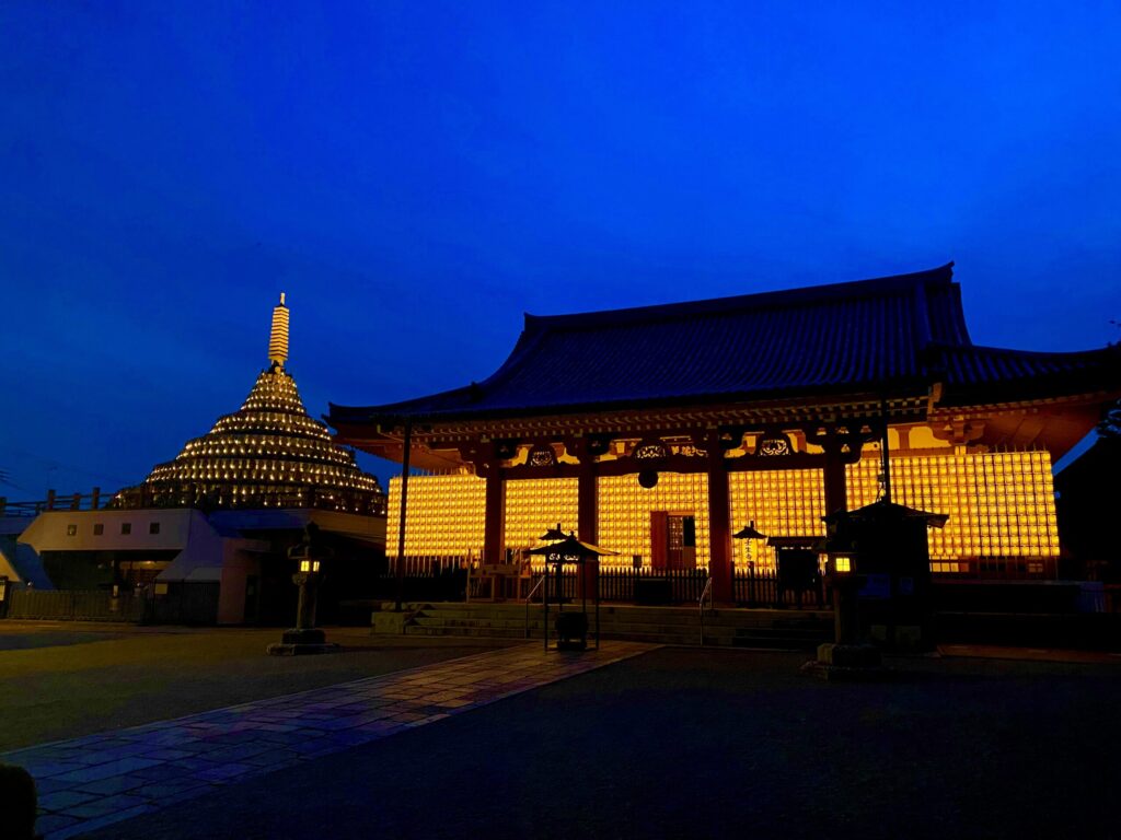 【8月15日】お盆の夜は壬生寺へ！1000基の灯籠と響き渡る癒やしの夏うたライブ