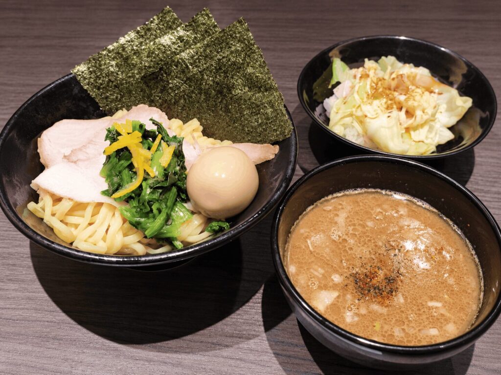 濃厚豚骨ラーメン 岩本家。つけ麺 1,050円(税込)
