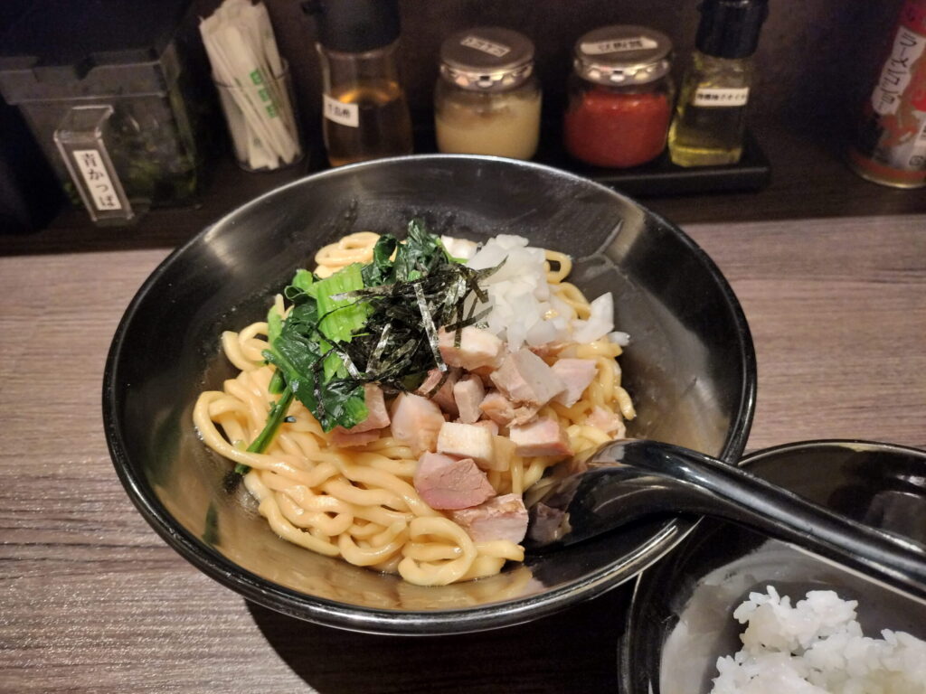 西院「濃厚豚骨ラーメン 岩本家」の家系まぜそば｜おいめし付き1,000円